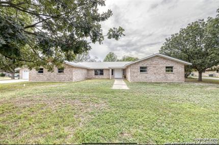 Photo of 415 Ham Ln, Uvalde, TX 78801